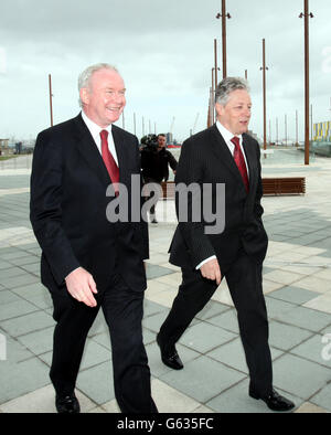 Le premier ministre Peter Riobinson (à droite) avec le premier ministre adjoint Martin McGuinness au centre d'accueil du Titanic, à l'occasion du premier anniversaire de son ouverture.Plus de 807,000 visiteurs de 128 pays ont assisté au centre Titanic de Belfast au cours de sa première année, il a été annoncé. Banque D'Images