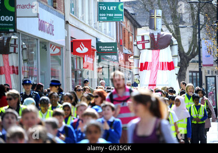 Un modèle de 20 mètres de haut de St George défilent dans le centre-ville de Swindon pour la Saint-Georges. Banque D'Images