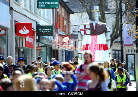 Un modèle de 20 mètres de haut de St George défilent dans le centre-ville de Swindon pour la Saint-Georges. Banque D'Images