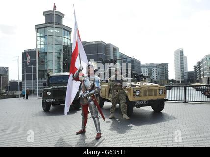 Andy Deane, un entraîneur d'expérience de visiteur des Royal Armouries à Leeds (à gauche) aux côtés du sergent-major de WO2 Tony Archer, fera la promotion de la Journée de rencontre de l'Armée à la Royal Armouries qui aura lieu ce week-end à Leeds. L'événement donne aux membres du public l'occasion d'apprendre à marcher avec un instructeur de forage expérimenté, de balayer les mines à l'aide de l'un des derniers détecteurs et de voir ce que les soldats portent sur les opérations en Afghanistan. Banque D'Images