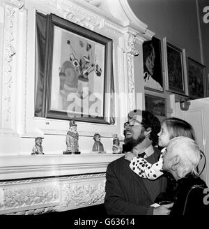 Rolf Harris, artiste australien, avec sa femme ALWEN Hughes et sa fille Bindi, 6 ans, à la 14e exposition internationale d'art amateur.Rolf a ouvert l'exposition à la Heatherley School of Art de Warwick Square, où il était élève. Banque D'Images