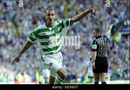 Henrik Larsson, de Celtic, célèbre son deuxième but lors de leur match des Glasgow Rangers à Parkhead, lors du premier affrontement de la saison. Banque D'Images