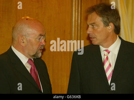 Le Premier ministre britannique Tony Blair s’entretient avec le dirigeant du Parti travailliste irlandais Ruairi Quinn lors d’un sommet des leaders du parti communiste européen à Downing Street. Banque D'Images