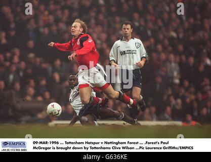 09 MARS 1996. Tottenham Hotspur et la forêt de Nottingham. Paul McGregor, de Forest, est descendu par Clive Wilson, de Tottenham Banque D'Images