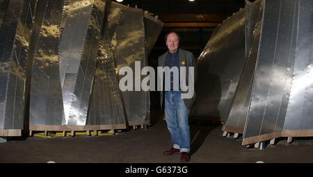 Le sculpteur et artiste Richard Wilson pose avec des pièces de son dernier ouvrage Slipstream qui doit être transféré au terminal 2 de Heathrow. La sculpture, d'une longueur de 79 pieds, est divisée en 29 pièces et sera installée à l'aéroport de Heathrow par étapes à partir de mai. Banque D'Images