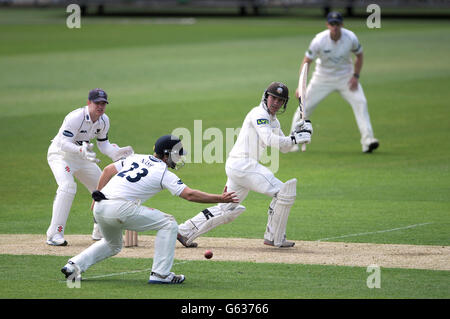 Cricket - LV= Championnat du comté - Division un - jour un - Surrey v Sussex - Kia Oval. Rory Burns de Surrey dans une action de coups de matraque contre Sussex Banque D'Images