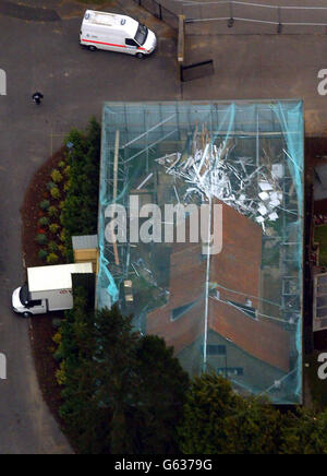 Photo récente de la maison du suspect de meurtre Ian Huntley à Soham, Cambridgeshire, qui ont été protégés des regards indiscrets par des hongres vertes de 30 pieds de haut et un filet de filet tandis que les experts judiciaires continuent d'examiner le bâtiment pour des indices vitaux. * l'ancien gardien de 28 ans employé à Soham Village College, doit être jugé pour les meurtres de Holly Wells et Jessica Chapman après qu'un tribunal a entendu la semaine dernière, il n'avait aucune forme de trouble mental. Banque D'Images