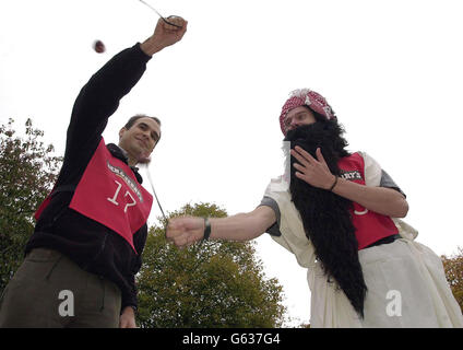 Richard Partington (à gauche) de kettering et Luke Sage de West Haddon, dans le Northamptonshire, participent aux championnats du monde de conker tenus à Ashton, dans le Northamptonshire.* des concurrents de tous âges du monde entier se sont réunis pour participer aux Championnats du monde Conker avec près de 400 adultes et enfants participant à l'événement tenu sur le village vert.Des trophées seront attribués pour les gagnants des sections hommes, femmes et enfants. Banque D'Images