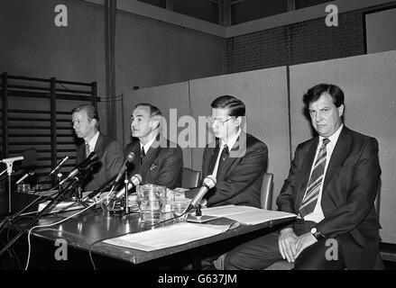 Lors d'une conférence de presse au siège de la police d'Essex à Chelmsford, suite à la condamnation de Jeremy Bamber qui a tué cinq membres de sa famille; de gauche à droite : le chef insp Allan Taplin, le gendarme en chef adjoint Ron Stone, le chef du comté d'Essex, Jim Dickenson, et le président du groupe Maynard Cartledge. Banque D'Images