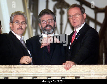 Le président de Sinn Fein, Gerry Adams, vérifie sa montre avec Martin McGuinness (à droite) et l'attaché de presse de Sinn Fein, Richard McAuley (à gauche), à Stormont après que le secrétaire d'État d'Irlande du Nord, John Reid, ait annoncé la suspension du pouvoir exécutif. Banque D'Images