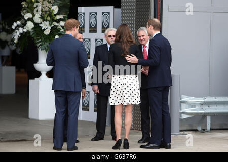 Le duc et la duchesse de Cambridge et le prince Harry arrivent pour leur visite aux studios Warner Bros de Leavesden, Herts où les films populaires Harry Potter ont été produits. Banque D'Images