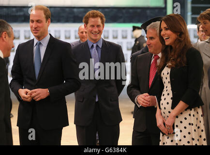 Le duc et la duchesse de Cambridge, Catherine et le prince Harry lors de leur visite aux studios Warner Bros de Leavesden, Herts où les films populaires Harry Potter ont été produits. Banque D'Images