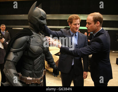 Le duc de Cambridge et le prince Harry regardent un « Batsuit » qui a été utilisé dans les films de Batman lors de leur visite dans les studios Warner Bros de Leavesden, Herts où les films populaires Harry Potter ont été produits. Banque D'Images