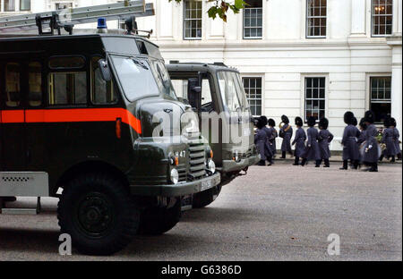 Les pompiers de la Déesse verte de l'Armée britannique font la queue à la caserne Wellington, à Londres, avant l'annonce du prochain bulletin de grève des pompiers britanniques.*... les dirigeants des pompiers du pays ont déclaré qu'ils s'attendaient à une majorité confortable en faveur des grèves sur salaire, car les Goddesses vertes militaires ont été déplacées en position pour fournir une couverture d'urgence pendant le conflit. Banque D'Images