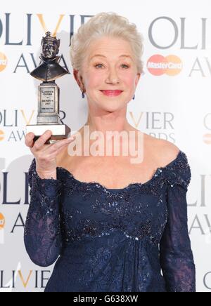 Dame Helen Mirren, lauréate du prix « meilleure actrice », dans la salle de presse des Olivier Awards 2013, à l'Opéra Royal, à Covent Garden, dans le centre de Londres. Banque D'Images