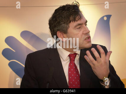 Le chancelier Gordon Brown s'exprime lors du lancement de la Charity Bank, à Downing Street, à Londres, la première banque britannique à but non lucratif qui utilisera l'argent investi pour financer uniquement des projets sociaux. *...Charity Bank prévoit d'utiliser n'importe quel argent déposé auprès d'elle pour fournir des prêts à faible coût à des organismes de bienfaisance, dont beaucoup trouvent difficile d'accéder à des finances sur termsthey peuvent rencontrer. La banque, qui est basée à West Malling, dans le Kent, a déjà 10 millions de dépôts provenant d'un projet pilote, Investors in Society, dirigé depuis six ans par la Fondation d'aide aux organismes de bienfaisance. Banque D'Images