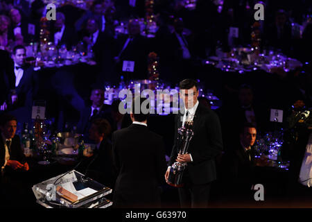 Gareth Bale de Tottenham Hotspur reçoit son prix PFA Player of the Year lors du PFA Player of the Year Awards 2013 au Grosvenor House Hotel, Londres. Banque D'Images