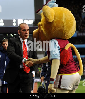 Paolo Di Canio, directeur de Sunderland, se réveille les mains avec la mascotte Bella the Lion d'Aston Villa Banque D'Images