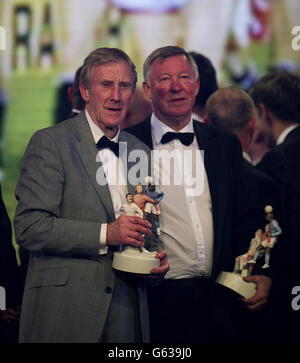 Eric Harrison (à gauche), responsable de l'équipe jeunesse de Manchester United, et Sir Alex Ferguson avec leurs trophées de mérite PFA Banque D'Images