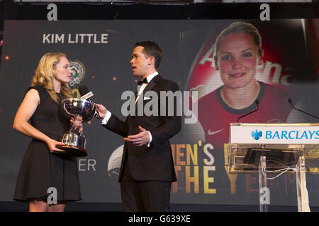 Kim Little est présenté avec le prix PFA Women's Player of the Year décerné par le présentateur de Sky Sports David Jones lors du PFA Player of the Year Awards 2013 à l'hôtel Grosvenor House, Londres. Banque D'Images