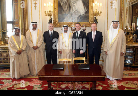 De gauche à droite. Sheikh Ahmed bin Saeed Al Maktoum - Président du Département de l'Aviation civile Dubaï, Dr Sultan Ahmed Al Jaber - Ministre d'Etat et Directeur général de la ville de Masdar, le Duc de York, Sheikh Hamed bin Zayed Al Nahyan - Président du Tribunal du Prince héritier d'Abu Dhabi, Greg Barker, Le ministre britannique de l'énergie et du changement climatique, le PDG de UK Green Investment Bank plc, Shaun Kingsbury, et Khaldoon Khalifa Al Mubarak, président de l'Autorité des affaires exécutives d'Abu Dhabi, à Buckingham Palace, Londres, après la signature par Masdar City et UK Green Investment Bank plc d'un protocole d'accord pour explorer le projet Banque D'Images
