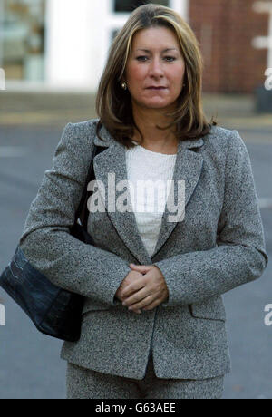 Jane Williams, 49 ans, ancienne assistante personnelle de Lady Archer, arrive au bureau du Tribunal de l'emploi de Bury St Edmunds où elle réclame un congédiement injuste après 13 ans d'emploi. *...Lady Archer, 57 ans, a dit au tribunal le mois dernier qu'elle sentait son ancien assistant personnel 'indigne de confiance' et 'pas employable'. Son mari, Lord Archer, purge une peine d'emprisonnement de quatre ans pour parjure. Banque D'Images