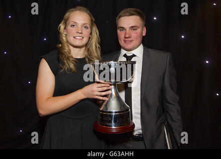 Kim Little (à gauche) et son PFA Women's Player of the Year Award avec un invité lors du PFA Player of the Year Awards 2013 au Grosvenor House Hotel, Londres. Banque D'Images