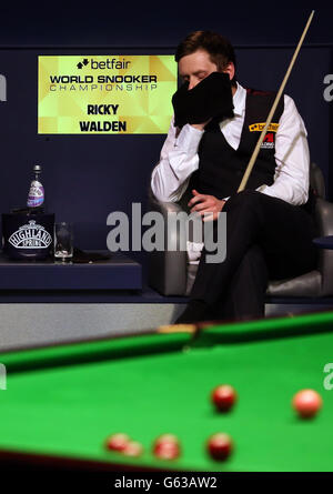 Ricky Walden siège dans sa demi-finale contre Barry Hawkins lors des Championnats du monde de Betfair au Crucible, Sheffield. Banque D'Images