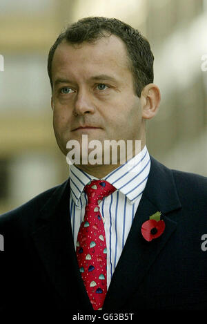 Paul Burrell, l'ancien maître d'hôtel de la princesse Diana, arrive au Old Bailey, Burrell fait face à trois accusations de vol le 30 juin 1998 ou avant, après que la police ait découvert plus de 300 articles appartenant à la princesse tardive et à sa famille.* 1/11/02: Le jury d'Old Bailey qui a jugé le maître d'hôtel royal Paul Burrell a découvert s'il serait nécessaire d'assister au tribunal après une suspension surprise de trois jours après l'arrêt de la procédure mardi. Banque D'Images