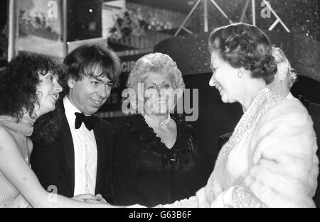 La reine Elizabeth II se serre la main avec l'ancienne danseuse des potins chauds Sarah Brightman, petite amie du compositeur Andrew Lloyd-Webber, à l'Apollo Theatre, Victoria, Londres, pour le gala de la comédie musicale Starlight Express. Banque D'Images