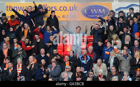 Les fans de Blackpool ont fait un grand pas dans les tribunes lors du match contre Bolton Wanderers lors du match de championnat de la npower football League au Reebok Stadium, Bolton. Banque D'Images