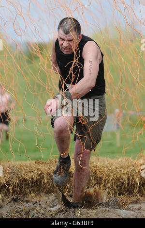 Les concurrents participent à Tough Mudder à Boughton House, Kettering. Banque D'Images