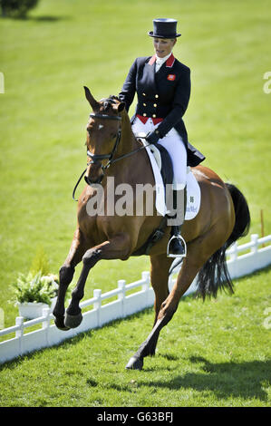 Zara Phillips en action pendant la dressage sur son cheval Haut Royaume pendant le troisième jour des épreuves de badminton à Badminton, Gloucestershire. Banque D'Images