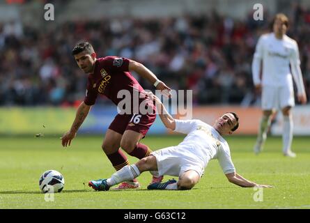 Football - Barclays Premier League - Swansea City / Manchester City - Liberty Stadium.Sergio Aguero de Manchester City (à gauche) et Leon Britton de Swansea City se battent pour le ballon Banque D'Images