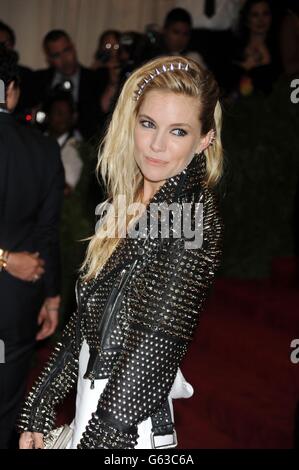 Sienna Miller assiste au gala « Punk »: Chaos to Couture » Costume Institute Averty met au Metropolitan Museum de New York. Banque D'Images