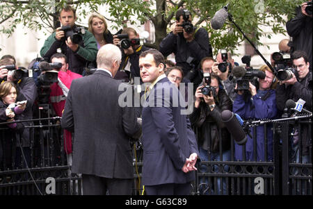 Le maître d'hôtel royal Paul Burrell a lu une déclaration de son avocat, Andrew Shaw, devant le Old Bailey à Londres, après que l'affaire contre lui a été abandonnée et qu'il a été officiellement reconnu non coupable de trois accusations de vol de la propriété de Diana, princesse de Galles. * .. Le Prince de Galles et le Prince William. Le procès s'est terminé prématurément en raison de l'implication soudaine de la Reine et du Prince de Galles. Il est apparu que Burrell lui a dit qu'il avait tenu des articles appartenant à Diana, la princesse de Galles, pour un maintien sûr. Banque D'Images