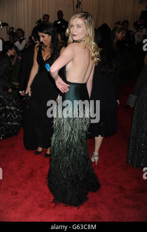 Kirsten Dunst participe au gala « Punk »: Chaos to Couture » du Costume Institute Averty met au Metropolitan Museum de New York. Banque D'Images
