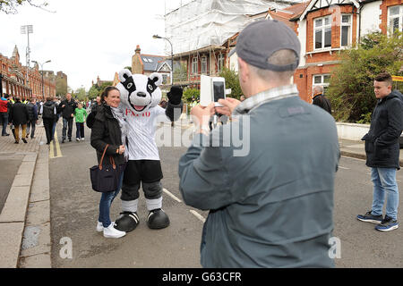 Football - Barclays Premier League - Fulham v Reading - Craven Cottage.La mascotte de Fulham Billy le Badger pose pour une photo avec des fans avant le jeu Banque D'Images