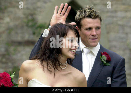 Le rameur olympique James Cracknell et sa femme présentatrice de télévision Beverley Turner posent pour des photos après leur mariage au château de Clearwell à Gloucestershire. Banque D'Images