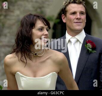 Le rameur olympique James Cracknell et sa femme présentatrice de télévision Beverley Turner posent pour des photos après leur mariage au château de Clearwell à Gloucestershire. Banque D'Images