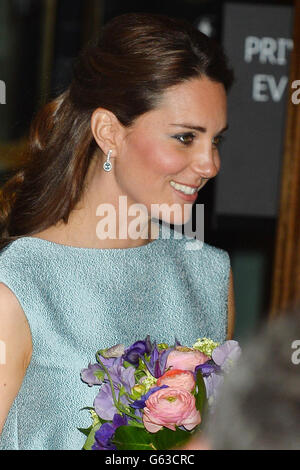 La duchesse de Cambridge après une visite à la National Portrait Gallery, Londres pour célébrer le travail de la charité Art Room. Banque D'Images