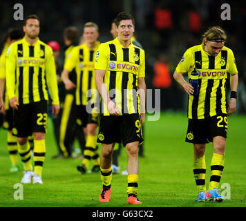 Football - Ligue des champions de l'UEFA - semi finale - première étape - Borussia Dortmund / Real Madrid - signal Iduna Park.Robert Lewandowski (au centre) de Borussia Dortmund sourit tout en conduisant ses coéquipiers hors du terrain à la fin du match Banque D'Images