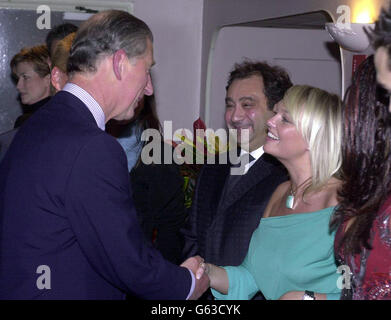 Le Prince de Galles, le Prince Charles, serre la main avec l'ancienne 'fille de glace' Emma Bunton avant le concert pop Wvolonté Young et Gareth Gates en faveur de la confiance des Princes à Wembley Arena. Banque D'Images