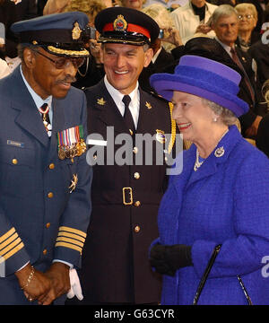 La reine Elizabeth II rencontre son Honneur le très honorable Lincoln M. Alexander, ancien lieutenant-gouverneur de la province de l'Ontario (à gauche) et l'inspecteur John Daniels, chef de la direction du Service de police de Hamilton, * au Copps Coliseum de Hamilton, en Ontario, lors de sa tournée canadienne du Jubilé d'or. Banque D'Images