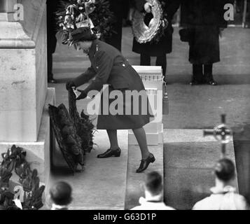 La princesse Elizabeth pose une couronne au Cenotaph le dimanche du souvenir. Banque D'Images