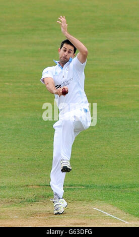 Cricket - LV= County Championship Division One - Day Two - Derbyshire v Notinghamshire - The County Ground.Tim Groenewald de Derbyshire bols pendant le LV= County Championship, la division un match au County Ground, Derby. Banque D'Images