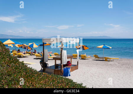 Lit de massage sur la plage de Lambi, Lambi, Kos (Cos), du Dodécanèse, Grèce, région sud de la Mer Egée Banque D'Images