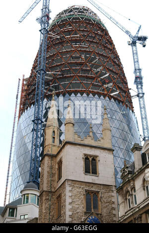 Le nouveau bâtiment conçu par Norman Foster, qui abritera les bureaux de Swiss Re à Londres, prend forme dans la City de Londres.La structure de 180 mètres de haut, surnommée « le Gherkin », sera surmontée d'un dôme en verre de 18 mètres de haut.* et deviendra le deuxième plus haut bâtiment de la ville de Londres après la Tour 42 - anciennement connu sous le nom de la tour NAT West - qui se trouve à 200 mètres.Le bâtiment le plus haut de Londres est à quelques kilomètres de Canary Wharf, dont la Tour atteint 243 mètres. Banque D'Images