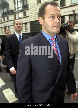 L'ancien maître d'hôtel royal, Paul Burrell, arrive au Old Bailey, à Londres. Burrell était l'ancien maître d'hôtel de la princesse de Galles, Diana, dont il est accusé de vol. Banque D'Images