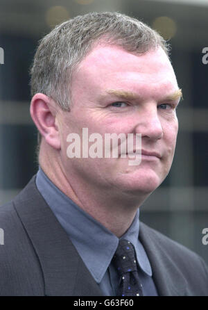 Greg Clarke, président de Leicester City PLC, devant le stade Walkers, Leicester. Leicester ont annoncé que le club avait demandé à être placé dans l'administration. * ... Les finances du club de la première division ont été une préoccupation sérieuse depuis qu'ils ont été relégués de la Premiership la saison dernière. PAS D'UTILISATION DU SITE WEB DU CLUB OFFICIEUX. Banque D'Images